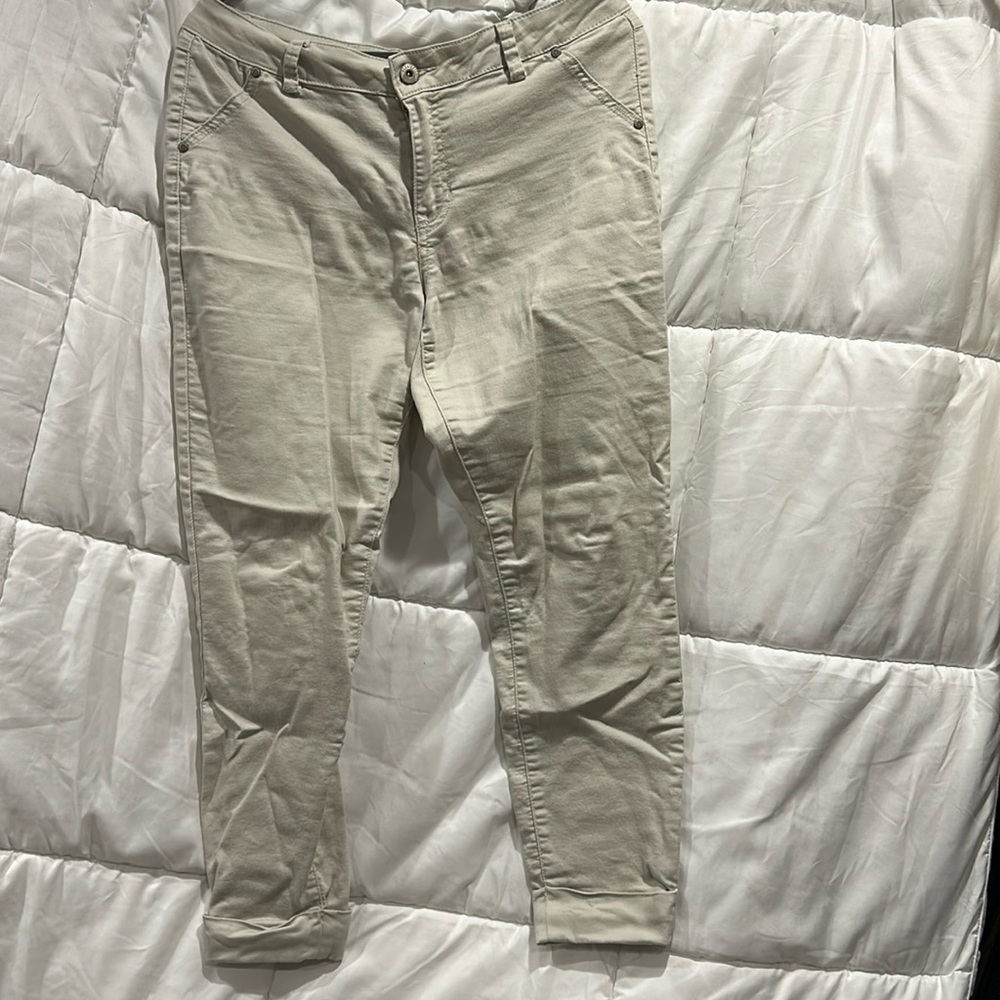 capri pants cuffed